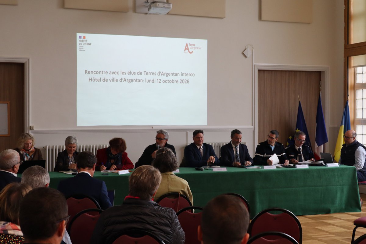 Prefet61's tweet photo. #Territoire | 🔎 Ce lundi 12 octobre, la communauté de communes Terres d'Argentan interco a accueilli la troisième visite des établissements publics de coopération intercommunale (EPCI), souhaitées par le préfet, en lien avec les élus.

🤝 L’occasion pour Hervé Tourmente, préfet de l’Orne, de rencontrer les élus locaux aux côtés d'Emmanuel Flouvat, président de la CDC, et des représentants des services de l’État.

Une journée rythmée par :
🚧 Un temps d’échanges avec les élus locaux sur l’urbanisme, la ressource en eau, la santé et la sécurité.
💻 La visite de l'entreprise Espri Digital, spécialisée dans le service informatique, avec un statut de société coopérative et participative.
💥 La visite de l'entreprise OMH, spécialisée en métallerie et chaudronnerie, autour des besoins de recrutements pour poursuivre sa dynamique entamée depuis plus de 15 ans.
🩺 Un temps d'échanges au sein de l'hôpital d'Argentan, au sujet du développement de l'offre de soins sur l'intercommunalité, en phase avec le projet du contrat territorial de santé.

💡Les EPCI dans l'Orne : les 381 communes du département sont réunies autour de 15 EPCI, pour exercer ensemble certaines compétences et porter des projets à l’échelle de leur territoire : développement économique, aménagement, habitat, gestion des déchets, eau et assainissement, etc.

🗓️ D'autres visites des EPCI vont suivre dans les prochaines semaines.