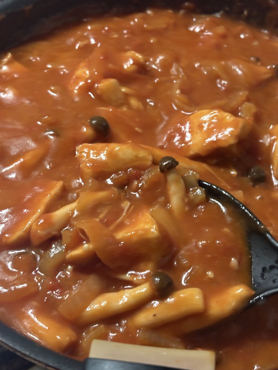 Tyama_VRC's tweet photo. キノコと鶏肉のトマト煮込みですっ🍅🍄🐓 https://t.co/zflL5fSA0u