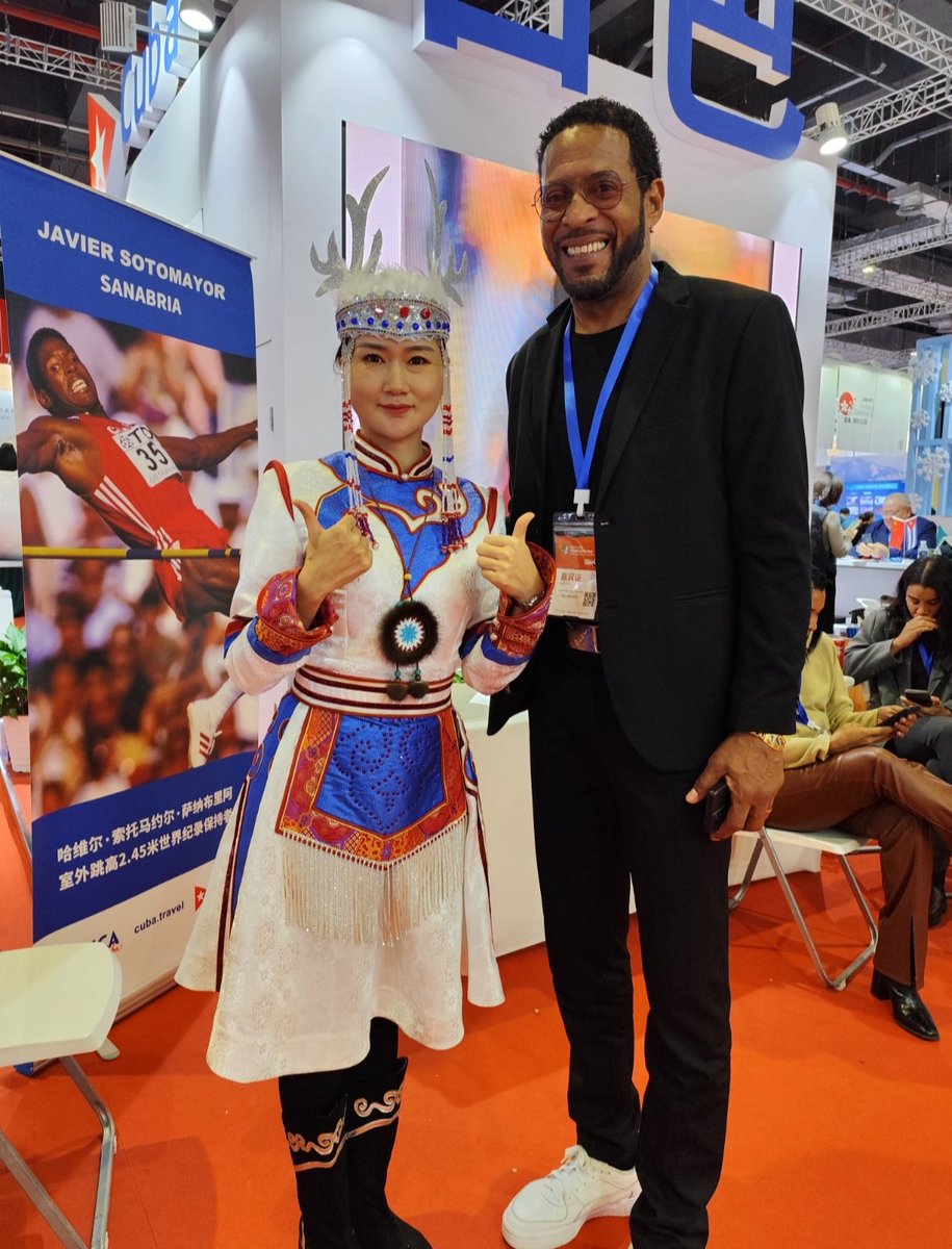 Guerrerotony161's tweet photo. Por su cumpleaños, que fue ayer, comparto estás fotos del querido recordista mundial y amigo Javier Sotomayor, que dónde esté es recibido con gran admiración y aprecio.
¡Mucha salud y felicidad!
#Cuba https://t.co/T99z7UpMKa