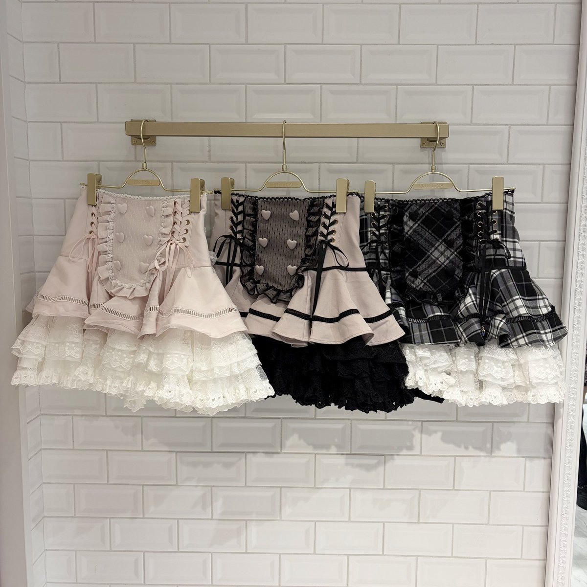 lizlisaofficial's tweet photo. ❤︎ 𝐋𝐈𝐙 𝐋𝐈𝐒𝐀 名古屋𝐏𝐀𝐑𝐂𝐎店 ❤︎

 #レースティアードエプロンライクスカパン 

甘さたっぷりの
エプロンライクデザインが
Cuteなスカパン🐰🫧

ボリューム感たっぷりの
シルエットにも注目です👀💕

363-5425-8
¥12,100(tax in) 
Pink/Black/White https://t.co/KmdkqzIwXr