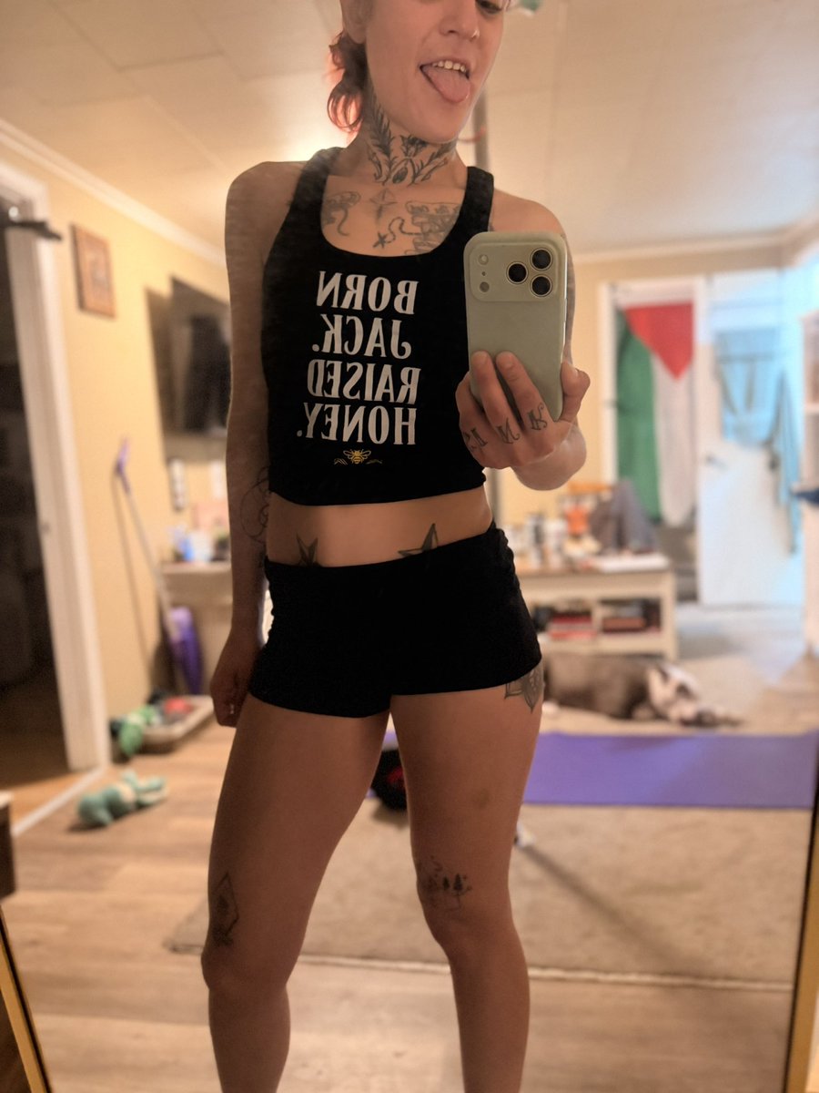 sarafinalove93's tweet photo. Working out this morning 
Born Jack Raised Honey 🍯 
#fitgirls #onlyfish #onlyfans #onlyfanz #OFLink #camgirl #chaturbate #jerkmates 

https://t.co/HkjFqNra9X https://t.co/i5GVbtuiqI