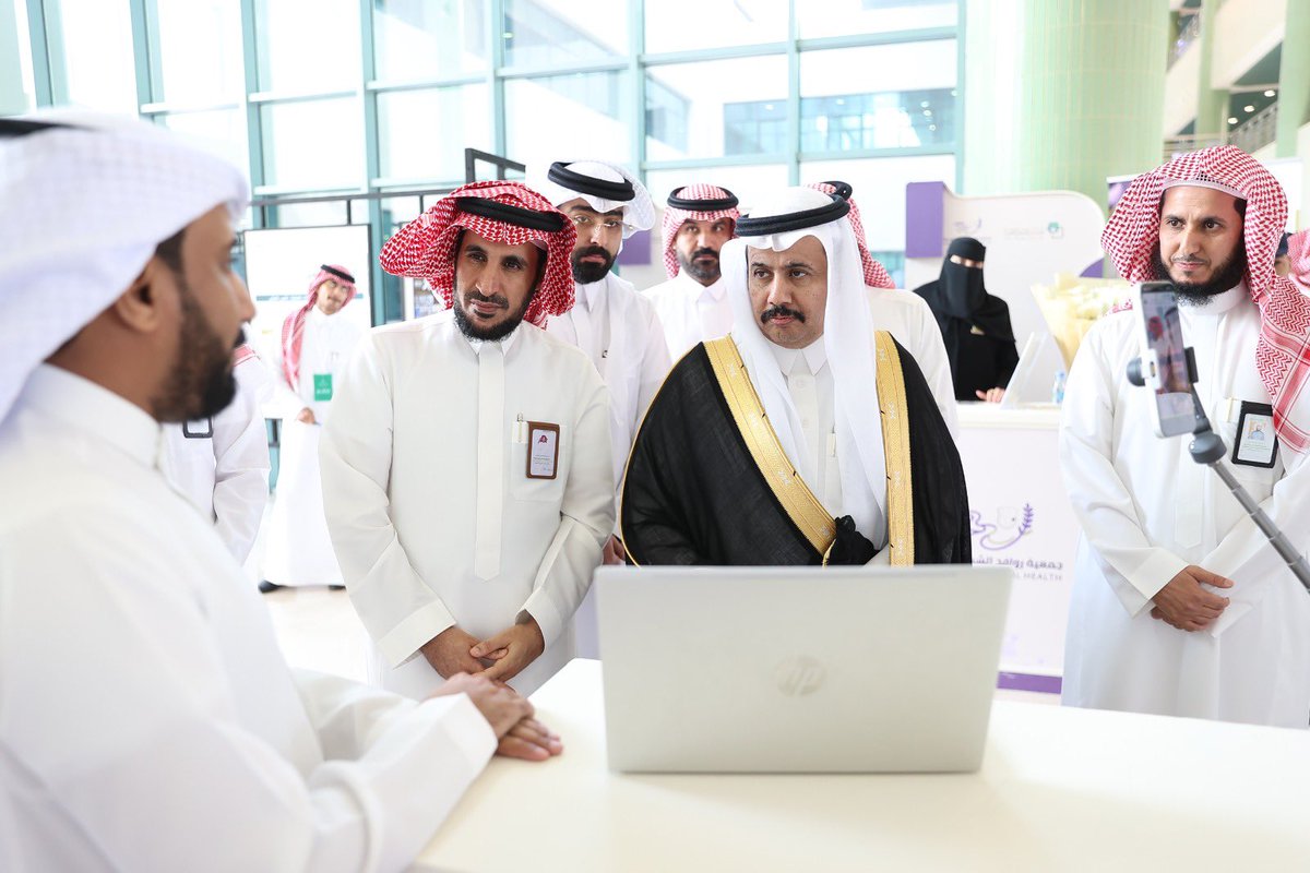 NBU_KSA's tweet photo. دشن رئيس #جامعة_الحدود_الشمالية أ.د.أحمد بن علي الرميح، أنشطة اليوم العالمي للصحة النفسية، التي نظّمتها عمادة شؤون الطلاب بالتعاون مع هيئة الصحة العامة «وقاية» وجمعية روافد الشمال الصحية؛ واطّلع على الأركان المصاحبة وما تقدمه من مبادرات وبرامج توعوية تسهم في تعزيز الوعي بالصحة النفسية وأهميتها في المجتمع الجامعي.