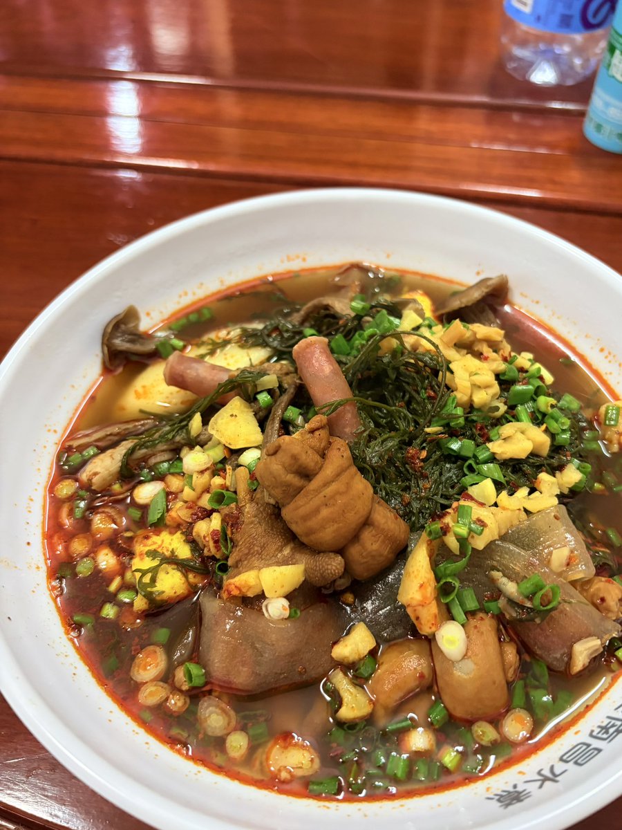 Tangsuandian's tweet photo. 中午吃了难吃的饭（紫薯、卷心菜、豆角炒蛋、辣椒炒肉）下午饿了吃了一小截玉米，一个鸡蛋。我打算奖励自己吃一次南昌水煮，非常重口味，上一次在这家辣哭就不来了。我没想到老板竟然记得我，问我怎么那么久不见。我今天特地说了微辣，但是依旧辣得发红🆘🆘 https://t.co/aD1uRPkhqC