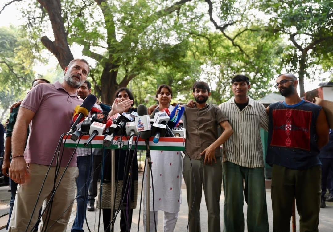 hivekvari's tweet photo. Leader of Opposition & Congress @INCIndia MP Rahul Gandhi @RahulGandhi briefed the press today along with protestors affected by Delhi Police's brutality during a peaceful protest.
Dissent is not a crime.🔥👊🇮🇳🤚❤️
#GyaneshMustResign
#VoteChori
#police_excess
#AntiCECProtests https://t.co/en7mJ8cpih