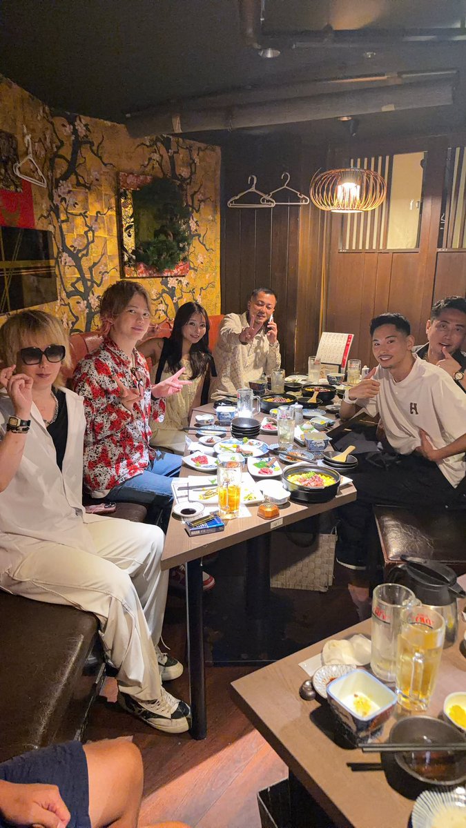hyuga_sei1's tweet photo. 昨日は
YouTube番組
【社長ファイトクラブ】
の収録撮影でした💐

熱い思いをもった方々の気持ちが伝わって
日向も真剣に向き合ってきました✨

春木開さん・河原社長
ラブ上等で一躍有名になったレオさん。
他社長の方々✨

お疲れ様でした✨

凄く良い回になったんで
UPされたら是非見て下さい💐
またお知らせします💐

レオさん！誕生日おめでとうございました💐
次回は京都でw🙂‍↕️開さんも来月またよろしくお願いします！🙂‍↕️

#尾張の日向 #尾張のカリスマ #日向ファミリー #社長ファイトクラブ