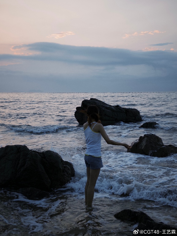 choehye08870392's tweet photo. 「塩で気まぐれに体をかいたら、なんだか不思議な感覚。何かを探してるような、そんな気分になったんだ。」 https://t.co/8SrU7TckMb