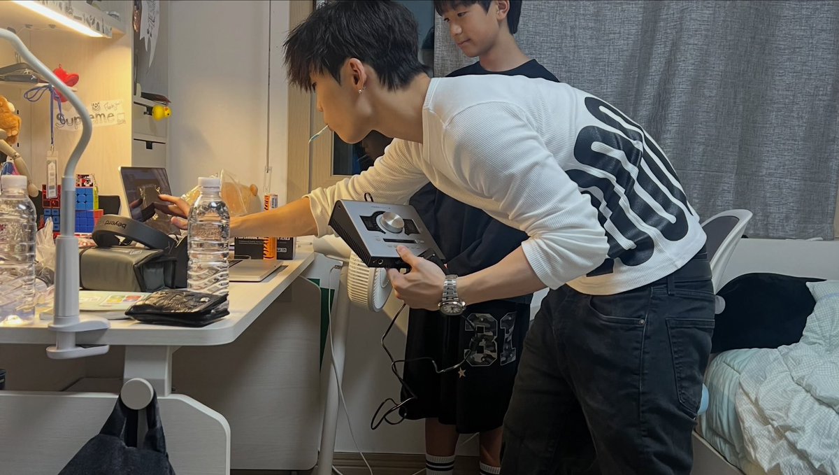 BEAMYGSM_'s tweet photo. น้องฮาอน มานซื้ออุปกรณ์ทำเพลงให้น้องแจฮี ไปติดตั้งให้เองถึงบ้าน ให้คำแนะนำด้วย😭 น้องแจฮีคอมพลีทมาก เป็นแฟนคลับที่โคฟเพลงฮาอนลงไอจีบ่อย ๆ ไปแข่งโชว์มี แต่ไม่เข้ารอบ แต่ได้ทำเพลง ร้องเพลงกับศิลปินที่ตัวเองชื่นชอบ เก่งมาก 🥹🥹 https://t.co/2h79do3Ncw