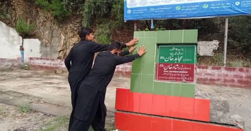 PTIofficial's tweet photo. خیبرپختونخوا میں ایمرجنسی دہشتگردی کے خاتمے کے لیے نہیں پی ٹی آئی کے خاتمے کے لیے لگائی۔ اس وقت دہشتگردوں کے خلاف ایک کاروائی نہیں ہوئی تین دن سے تمام ادارے پی ٹی آئی کارکنان،عہدیداران اور ممبران اسمبلی کے اغواء،گھروں میں توڑ پھوڑ اور پی ٹی آئی کے صوبے بھر میں کروائے گئے کاموں کی تختیاں اتارنے میں مصروف ہیں۔