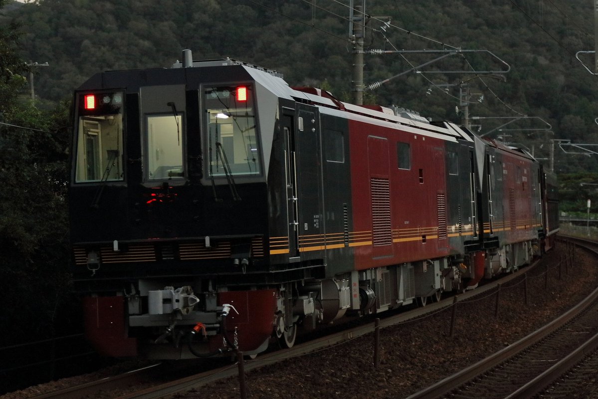 210EP's tweet photo. 10/14の回9362Dは嵯峨野観光用SK1000形❗️

秋晴れの続く『鉄道の日』の3投目は、嵯峨野観光鉄道用のSK1000形トロッコ列車、幡生出場回送です。
編成は先頭から1401 + 1301 + 1201 + 1101、
後方にはDEC743-1001 + 7が付きました。
列車は日没1分前に通過、ゆっくりと山陽線を上って行きました。 https://t.co/RaAHnrcSy6