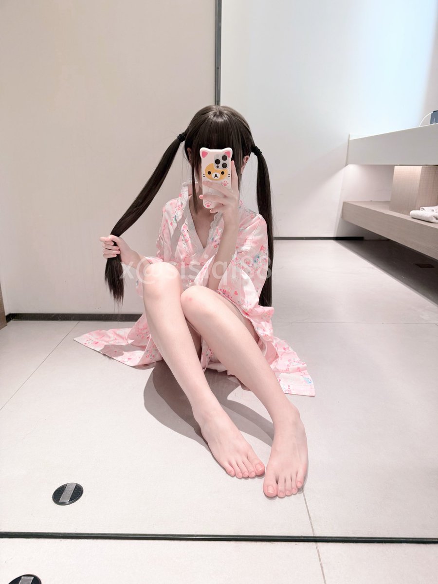 sisiqi88's tweet photo. 小狗，不会看到妈妈脚就硬了吧？ https://t.co/gPTrhqliRD