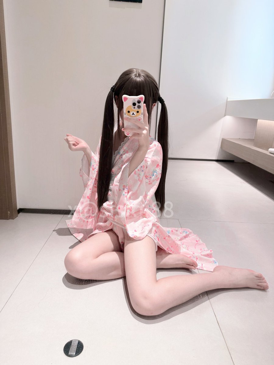 sisiqi88's tweet photo. 小狗，不会看到妈妈脚就硬了吧？ https://t.co/gPTrhqliRD