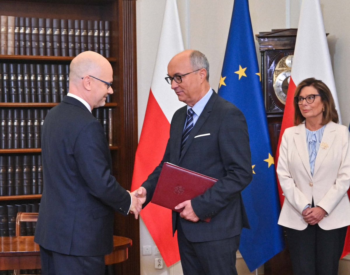 wlodekczarzasty's tweet photo. Maciej Berek otrzymał powołanie na sędziego TK i złożył ślubowanie wobec Prezydenta. Ani Braun, ani Matecki, ani Bąkiewicz, ani Gosek, ani Prezydent, ani Ziobro już nie będą rządzili Trybunałem Konstytucyjnym. To się skończyło 🤷 https://t.co/CPNYbc0H4W