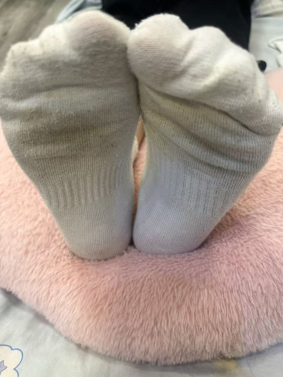 c74871's tweet photo. 👋来闻闻姐姐的香香袜子

点赞，转发，评论
🍓一等奖  帆布鞋塞袜子
🥑二等奖  重口棉袜一双或轻口棉袜两双
🍒三等奖 轻口棉袜一双
周六开奖吧，迅速一点 https://t.co/tJdgzBXb5L