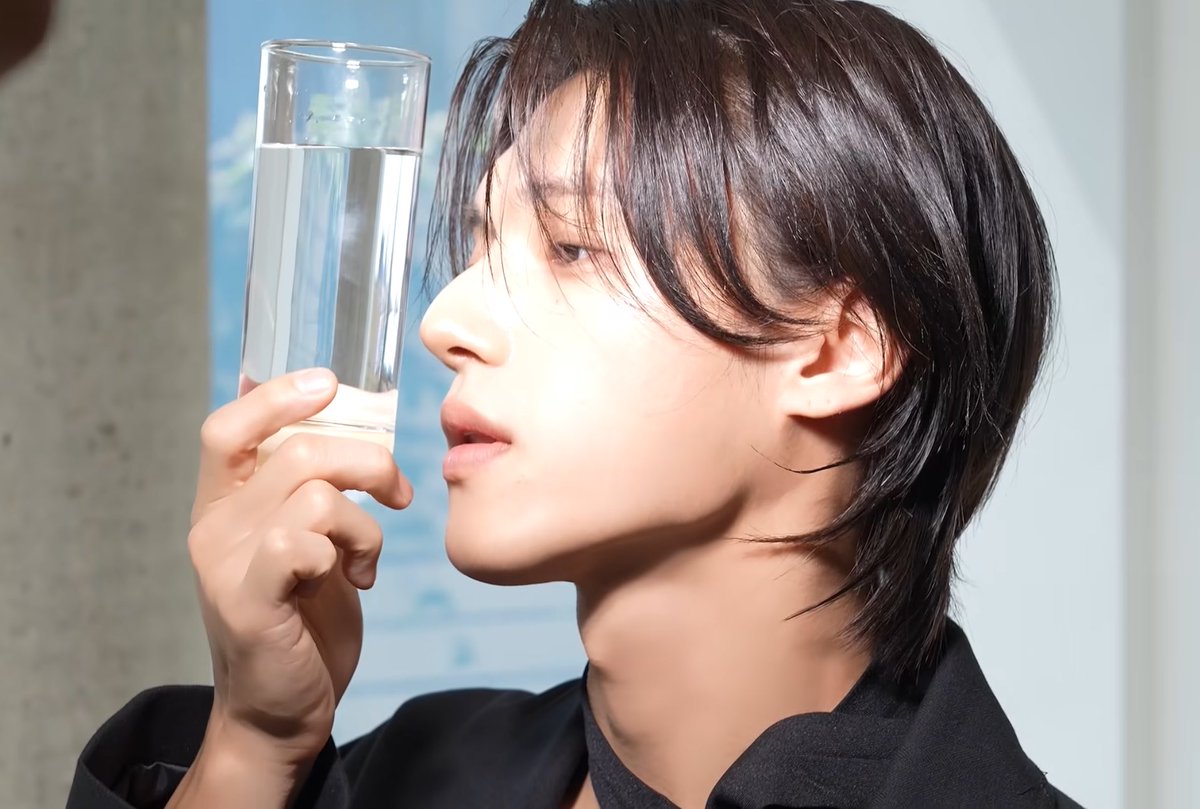 wooooo9909's tweet photo. 엄마 딸 장래희망 물컵이야 https://t.co/VdU89tJDRG