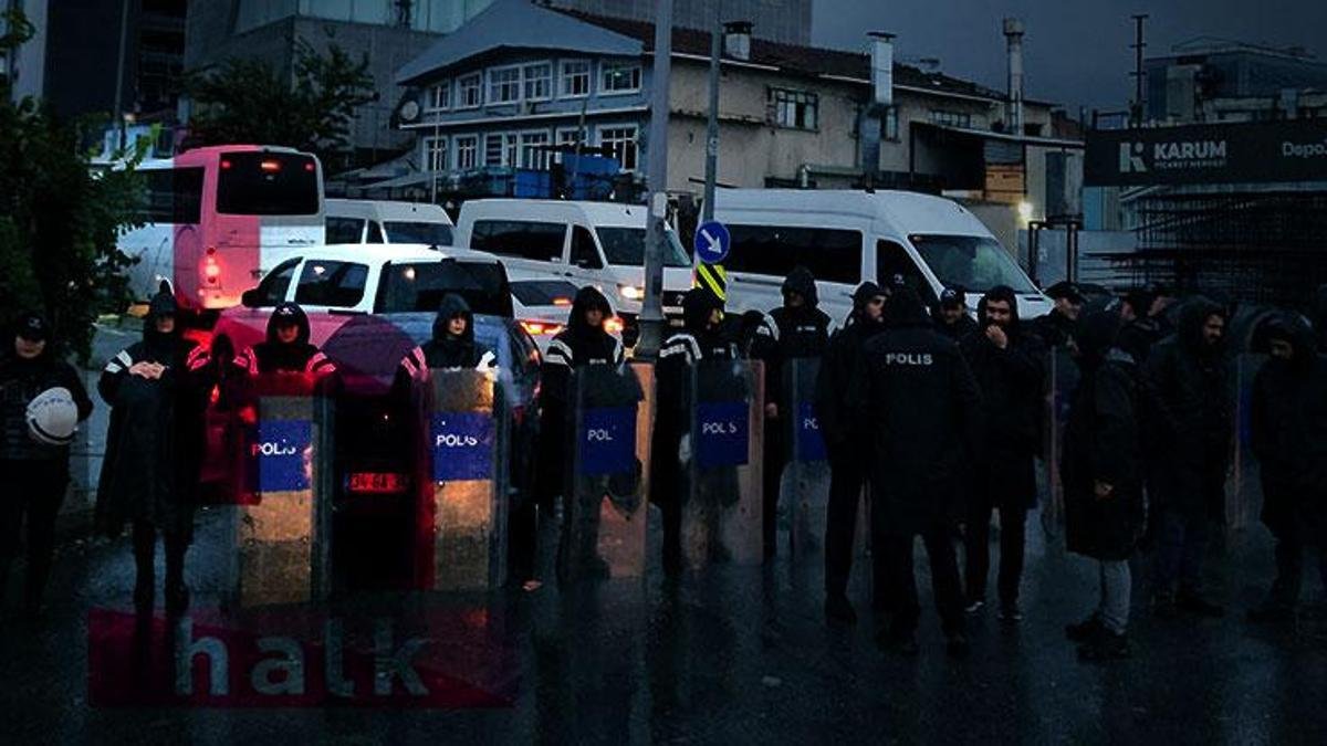 smi14793's tweet photo. AKP, bakanından bürokratına, ilçe örgütlerinden genel merkezine kadar büyük bir yolsuzluk ve çürüme içerisindedir. Bu çürüme, topluma açlık, sefalet ve savaş olarak geri dönüyor. Bu çürüme konuşulmasın diye operasyonlar ve sansür uygulanıyor.

Sabahın erken saatlerinde Halk TV'nin binasının polis zoruyla basılması da AKP'nin işlediği bu suçlar konuşulamasın diye başlattığı bir saldırıdır.

Suça batmış bakanlar gözaltına dahi alınmazken, fon soygununu konuşan kanallara dönük bu saldırı, basın ve ifade özgürlüğüne yönelik bir saldırıdır.

Bu iktidarın halka vereceği tek bir faydalı şey kalmamıştır. İktidar, krizden çıkmak için saldırıyor. Savaş çığırtkanlığı yapıyor. 

Bu iktidar, seçim çağrıları ve sandık siyasetiyle geri adım atmayacak.

Sokakta geri adım atmayan bir mücadeleyle kaybedecek. AKP'nin düzenine teslim olmadık, olmayacağız.