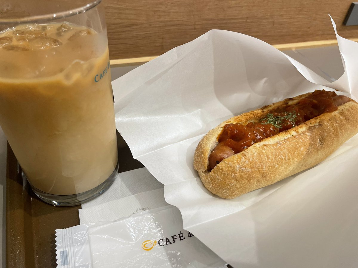 momonga5's tweet photo. ホットチリドッグを頂きます https://t.co/3lxWVuVMkX