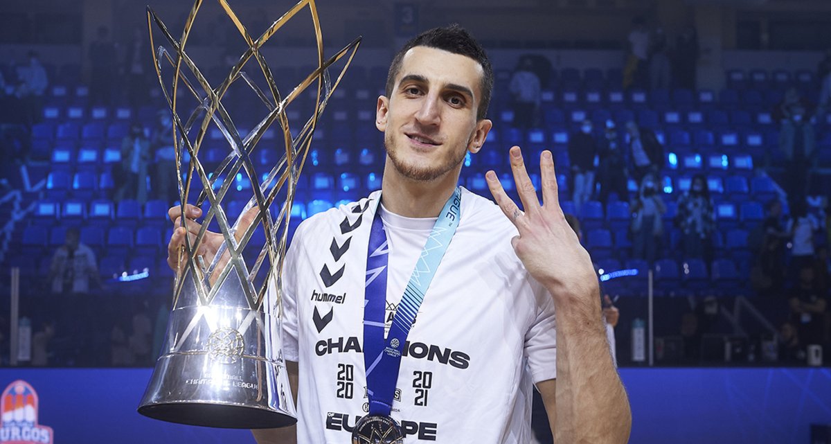 Alberto25112288's tweet photo. Dejan Kravic y Matthieu Gauzin llegan para reforzar al equipo.  El pívot serbio, firma hasta final de temporada y llega para suplir la baja de larga duración de Abdou Thiam. Por su parte, el base francés firma un contrato de un mes por las lesiones de Rousselle y Costa https://t.co/g9gINhIaZ8