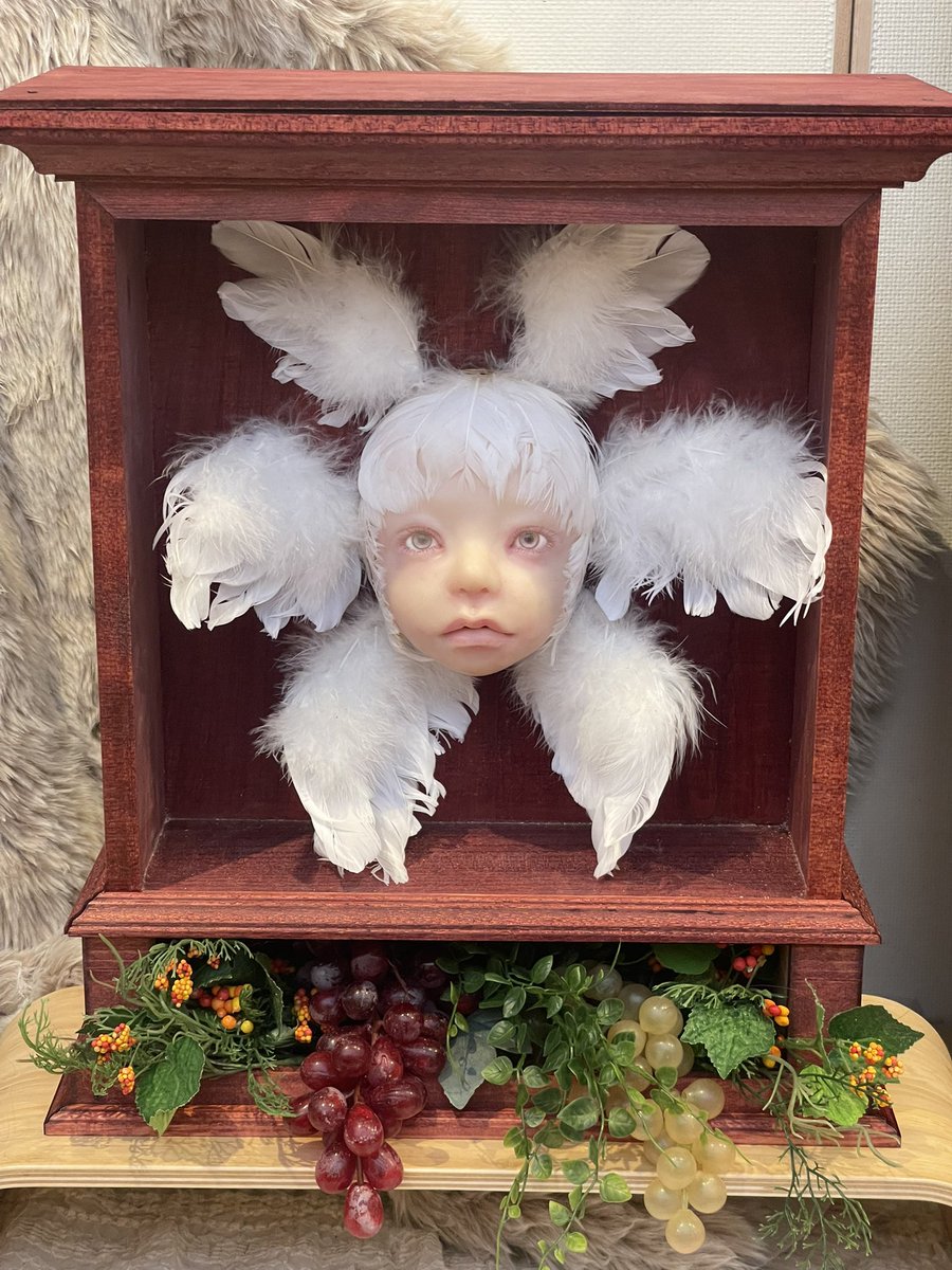 hayashimidori's tweet photo. 第21回「人・形」展に「ケルビム」を出品中です。

箱も自作です。菊地拓史さんの箱作り講座で教わったことを思い出しながら制作しました。もっと色々教わりたかったな。

ぜひご覧ください。

丸善丸の内本店4階ギャラリー
10/20(火)まで 
9時〜21時（最終日15時まで）
東京都千代田区丸の内1-6-4 https://t.co/DL74a5Qx5b
