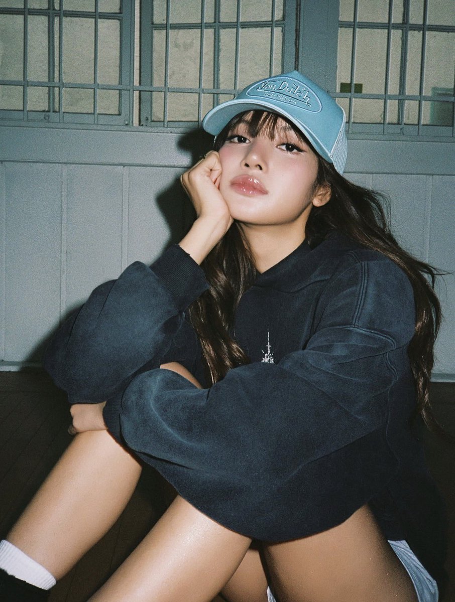 lalisahourIy's tweet photo. the coolest girl lalisa https://t.co/EWW4c1da0L