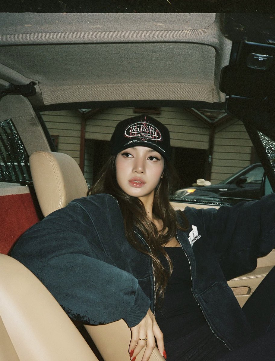lalisahourIy's tweet photo. the coolest girl lalisa https://t.co/EWW4c1da0L