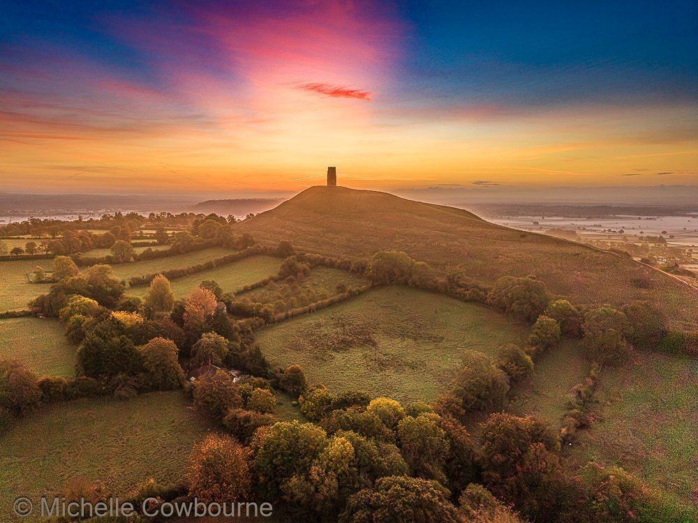 Glastomichelle's tweet photo. Colourful sunrise here in Glastonbury this morning. https://t.co/h8OUPIDSQg