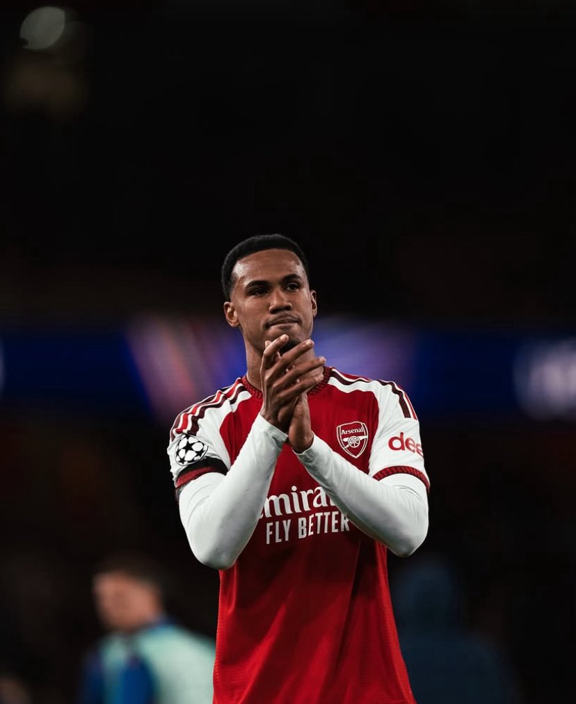 ArsenalRadar's tweet photo. Gabriel Magalhães showing LOVE to the Lille fans, his former club! 🤝🔴 #afclosc https://t.co/HSbM2KILGa