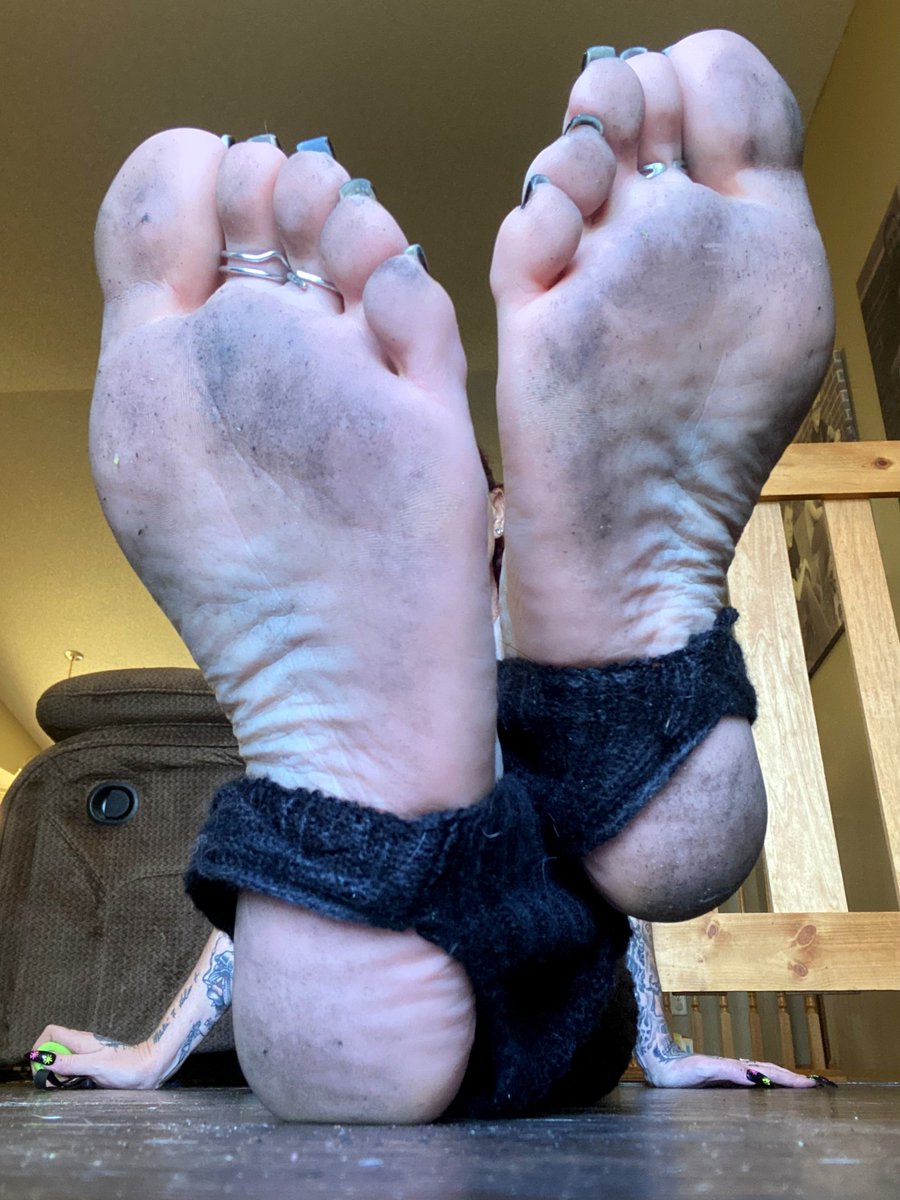 toetalvixen's tweet photo. Dirty filthy soles for my morning slaves https://t.co/U5PXXKoTAP