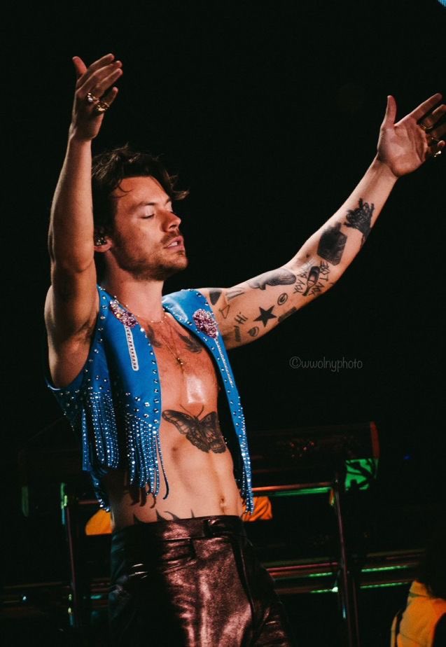 blowjobrrry's tweet photo. I think the sluttiest he’s ever felt on stage was this day I swear https://t.co/nTXHrrh8YH