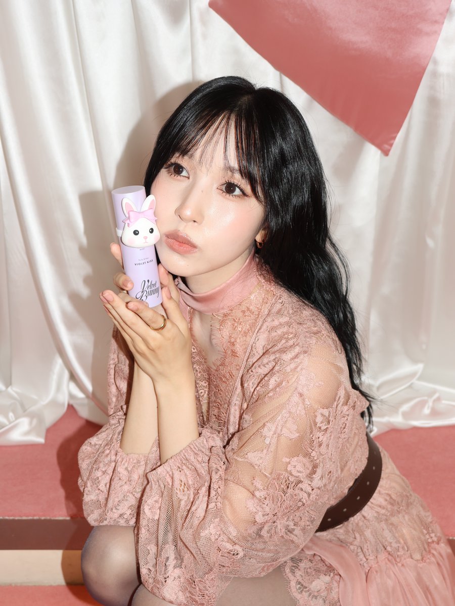 godmitzu's tweet photo. MINA FOR VELVET BUNNY OH MY GOD https://t.co/kAUcD1VH3U