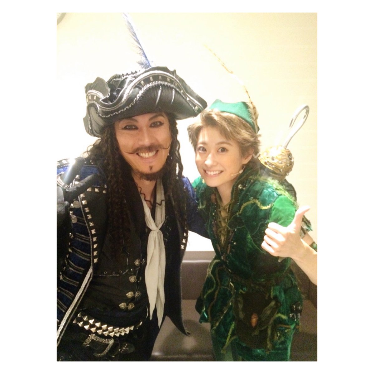 fuka_yuzuki's tweet photo. #ミュージカルSPY 
本日もご来場頂きありがとうございました🐶🚢
マシュー役の吉野圭吾さん👓
圭吾さんとは10年前の「ピーターパン」でご一緒しました!!
10年の時を経て、
"ピーターとフック船長"から"部長とヨル"へ🌹
感慨深い…!! またご一緒出来て嬉しいな。
これからもついていきます、部長さん😌 https://t.co/6GB1y3esGI