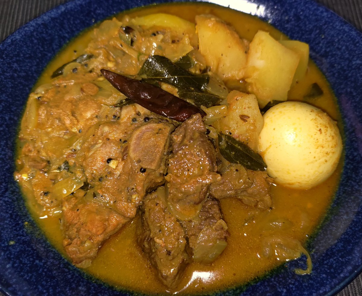 tabete1sn's tweet photo. じゃがいもと牛バラと骨付き豚ネックのペッパーフライ風スープカレー

じゃがいもの入ったカレー食べたいなぁと思って、カムジャタン用の骨付き豚ネック(ほぼ骨が占める)と牛バラ肉でペッパーフライ風のスープカレー作った。美味い。 https://t.co/jl2RRXpwKE