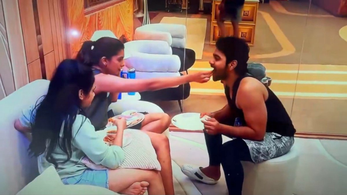 DiviNunchi's tweet photo. Rohit: Aman engili food nenu tinala????

Idi 👇🏻 engili kaada???

#bbtelugu10 #biggbosstelugu10 https://t.co/4q0y3e5ugP