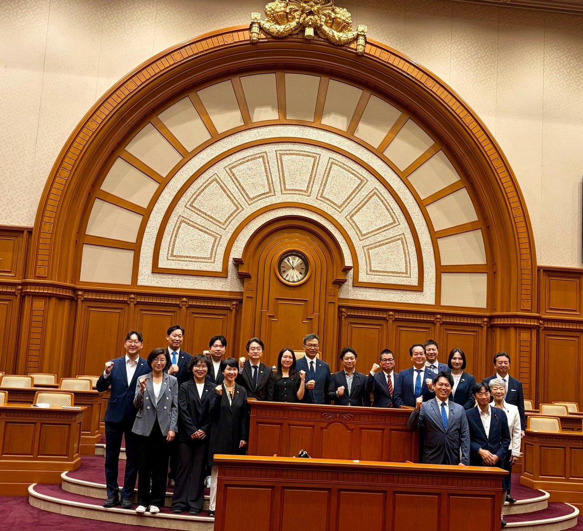 yamadamasakazu7's tweet photo. 🇯🇵🇰🇷 今日は日韓友好交流の一日！

午前中は、ソウル特別市議会議員の皆さまが大阪市会を表敬訪問され、議長・副議長、そして大阪市会日韓友好議員連盟の役員でお迎えし、和やかに意見交換を行いました。

午後は駐大阪大韓民国総領事館主催の韓日関係セミナーへ。大阪コリアタウンと多文化共生の未来について学び、懇親会では議連副会長として乾杯のご挨拶🍻

多文化共生の取り組みを、生野から大阪、そして全国へ！

#日韓友好 #多文化共生 #生野区 #大阪市会