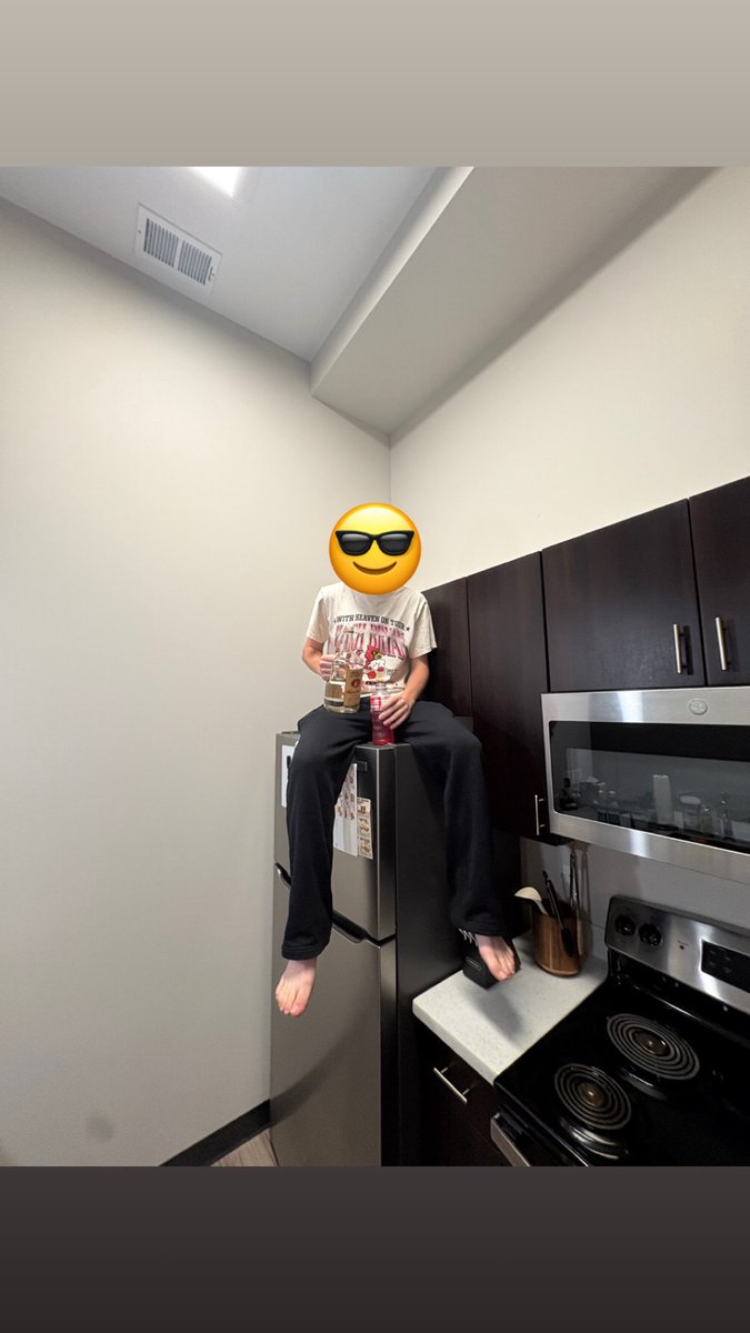 MichaelHonchoJr's tweet photo. Get off my fridge #squid https://t.co/ztpDH19x8Y