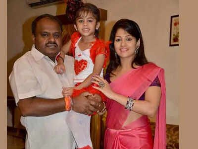 lkmgowda's tweet photo. ಯಾವ ಸ್ಟಿಂಗು, ಪಂಗು ಏನು ಆಗ್ಲಿಲ್ಲ 🤣🤣🤣
ಆದ್ರೂ ಹಣ್ಣ ಸಿಗಾಕೊಂಡ
ಕೊನೆಗೆ
ಗೊಣ್ಣೆ ಸುರಿಸಿ, ನಾನು ಇಸಕಂಠ, ಮನುಷ್ಯ ತಪ್ಪು ಮಾಡಿದೀನಿ ಅಂತ
ತು... ಸಾರೀ ಗೊಣ್ಣೆ ಒರುಸ್ಕೊಂಡ
#stingoperation #excm #isakanta https://t.co/OnD8JM46Gb