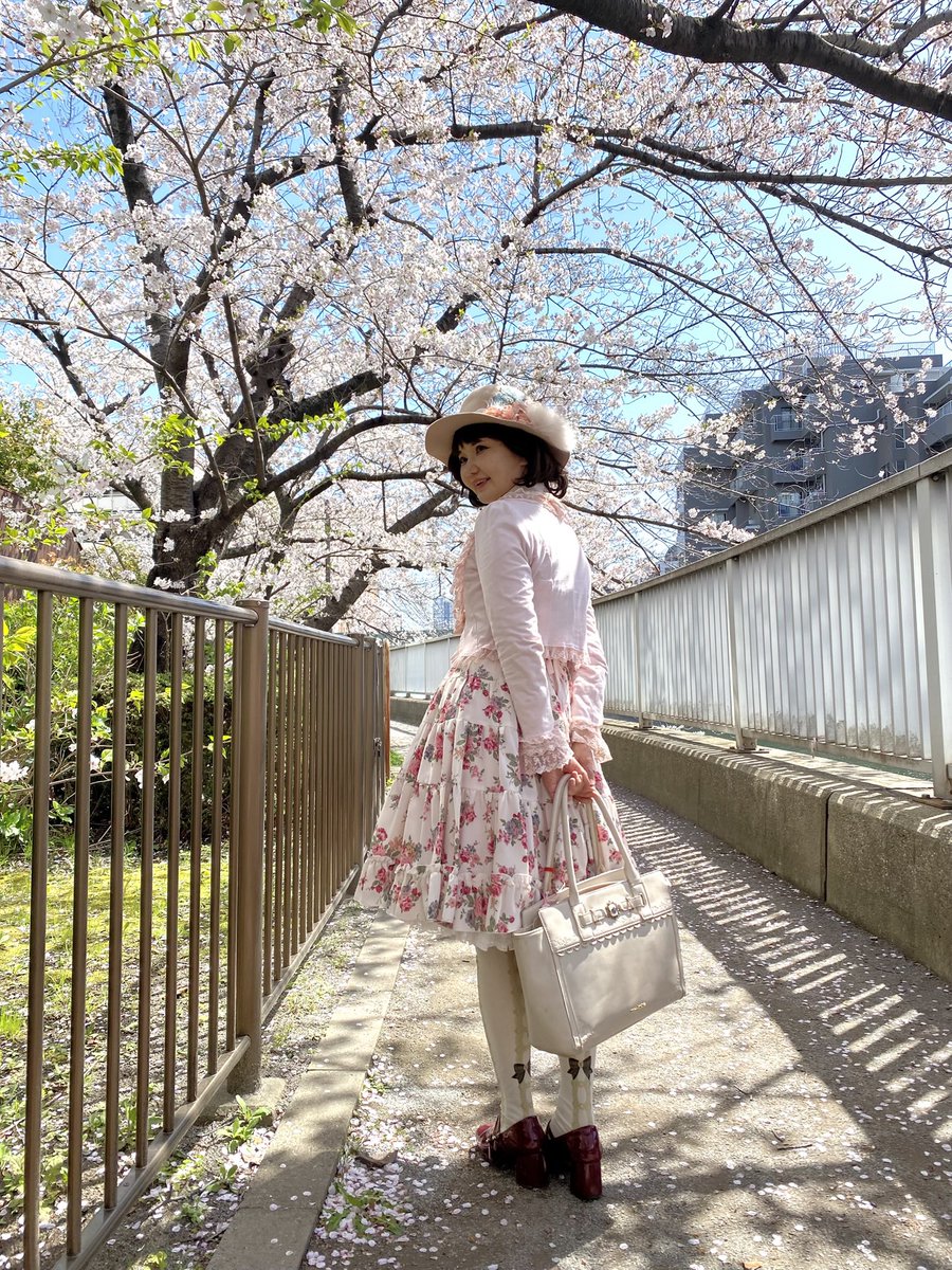 sachimiriho's tweet photo. 私じゃ参考にならんと思いますが好きな服着て生きてる中高年です🥰
歳とるほどに着たい服増えて楽しいし、何を着ても文句言う人はいるけど、年齢を気にしても「年相応の格好してて偉い」なんて褒めてくれる人いないから、好きな格好してて良いと思いますわ💕 https://t.co/xQcTsEIZaD