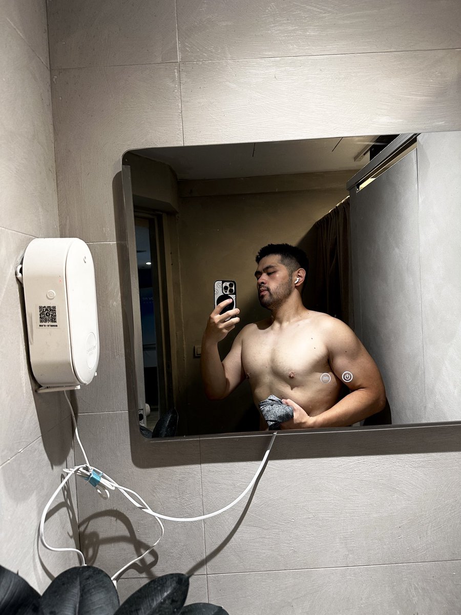 Loldajoe's tweet photo. Turned 33 last month. 
A year of lifting, running, and jumping. https://t.co/P9OSxoWZ6N
