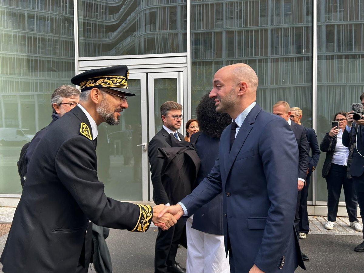 Prefet92's tweet photo. 🚆 Le RER E au cœur des échanges européens ! 🇪🇺🇫🇷

Thomas Fauconnier, Secrétaire Général de la préfecture des Hauts-de-Seine, a accueilli Benjamin Haddad, ministre  délégué chargé de l’Europe, et Piotr Serafin, commissaire européen et à  la gare de Nanterre La Folie.

 🇪🇺 Avec le plan de  relance européen NextGenerationEU, l’Union européenne et l’Etat français  agissent concrètement au service des mobilités de demain. 
Le prolongement du RER E vers l’ouest en est la parfaite illustration : 
➡️ Amélioration des déplacements du quotidien, 
➡️ Renfort des connexions entre les bassins d’emploi, 
➡️ Favoriser une mobilité plus durable en Île-de-France.