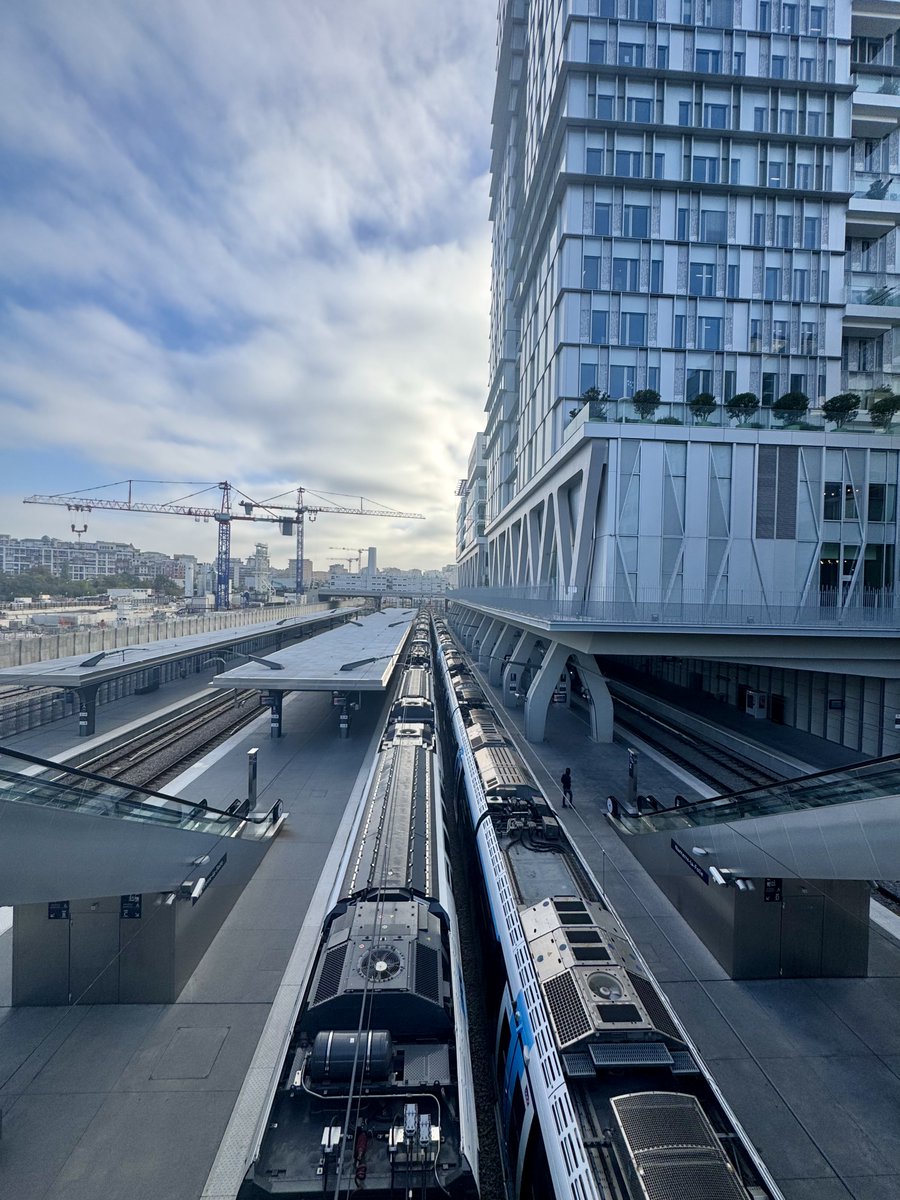 Prefet92's tweet photo. 🚆 Le RER E au cœur des échanges européens ! 🇪🇺🇫🇷

Thomas Fauconnier, Secrétaire Général de la préfecture des Hauts-de-Seine, a accueilli Benjamin Haddad, ministre  délégué chargé de l’Europe, et Piotr Serafin, commissaire européen et à  la gare de Nanterre La Folie.

 🇪🇺 Avec le plan de  relance européen NextGenerationEU, l’Union européenne et l’Etat français  agissent concrètement au service des mobilités de demain. 
Le prolongement du RER E vers l’ouest en est la parfaite illustration : 
➡️ Amélioration des déplacements du quotidien, 
➡️ Renfort des connexions entre les bassins d’emploi, 
➡️ Favoriser une mobilité plus durable en Île-de-France.