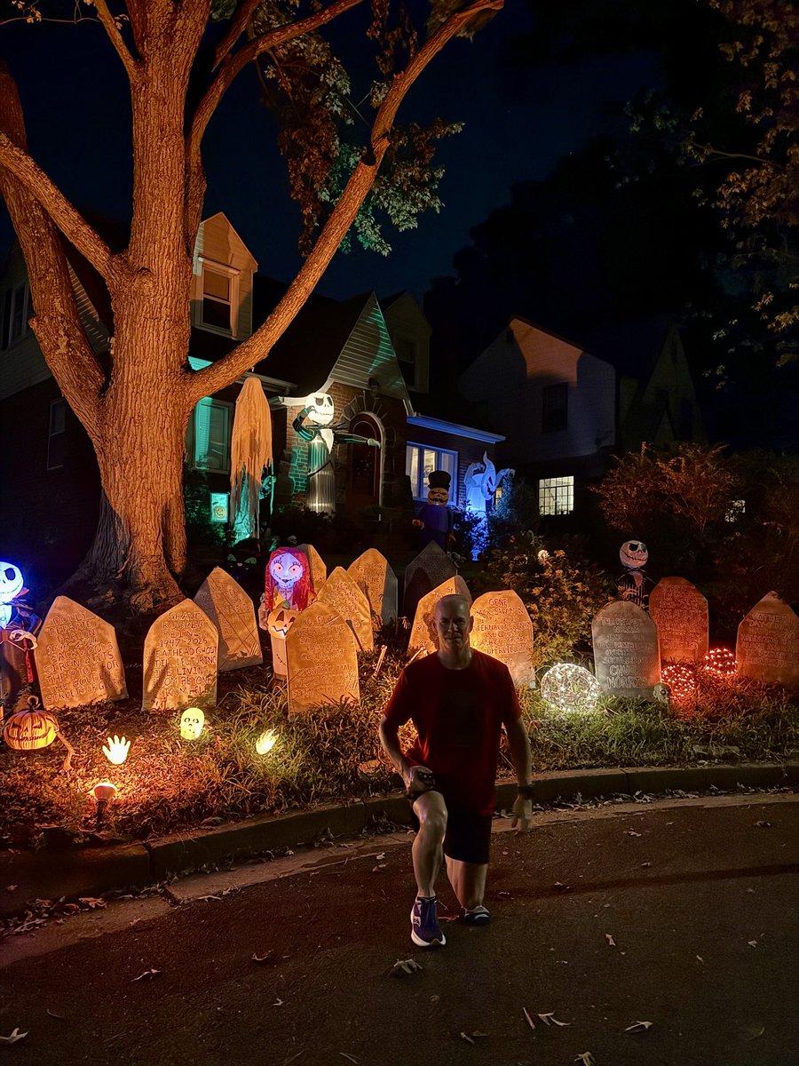 Delta06Running's tweet photo. Early morning run to beat a weird two-day heat wave and my neighbors are in the spirit! 💀🎃

#delta06running #myrunningpartnerisbetterthanyours https://t.co/yEc1W2xP3r