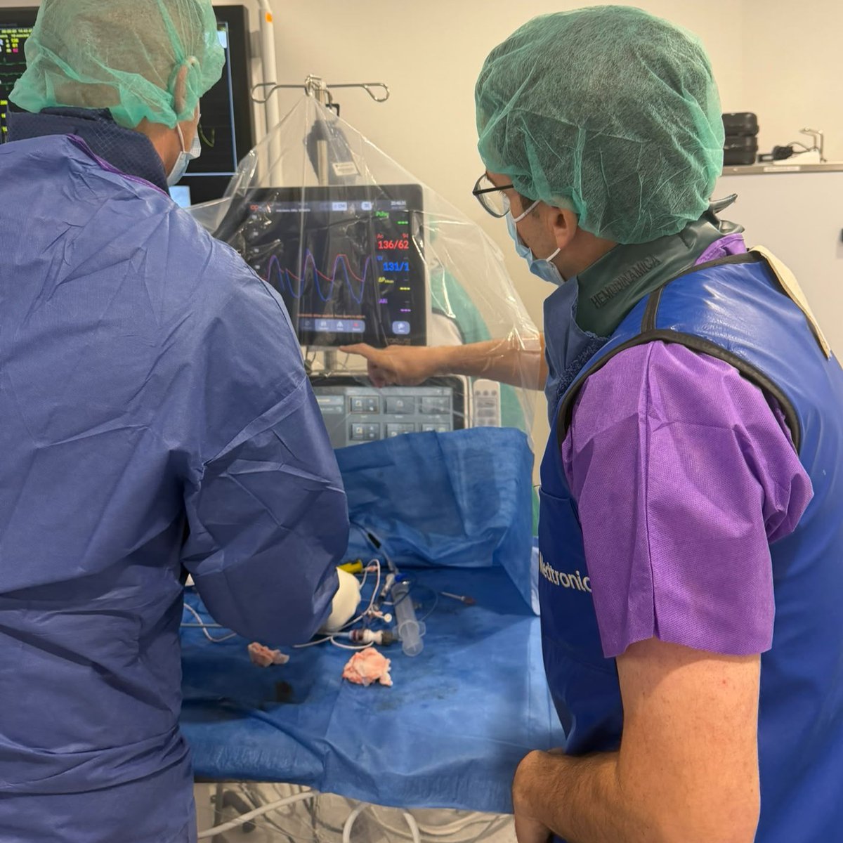CARDIVAGROUP's tweet photo. Los especialistas de #Hemodinámica y #CardiologíaIntervencionista del Hospital Universitari El Pilar de Barcelona @quironsalud han llevado a cabo un procedimiento #ValveInValve (ViV) utilizando la innovadora guía de presión para #TAVI de @HaemoneticsIT. https://t.co/9VF6VyQuqU