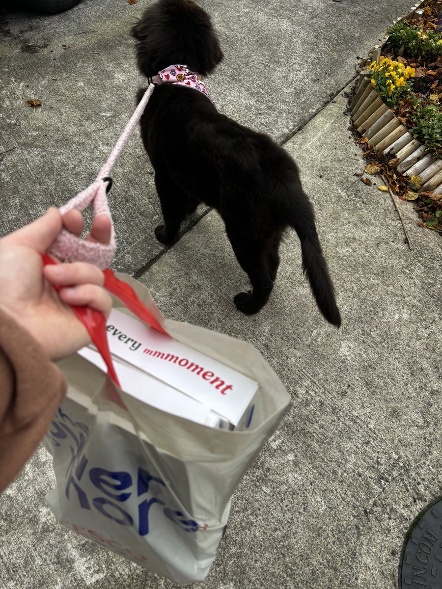 GillSherratt23's tweet photo. Dropped some sweet treats up to the staff outside our daughter’s school ✊ #strike #officialstrike https://t.co/E4SaN5OLQd