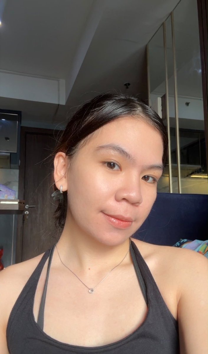 ouneechan's tweet photo. In this economy nemu skincare korea yang menurutku bener-bener value for money, sempet ada di fase kulit lagi rewel, merah, dan aku harus berhenti dulu dari active ingredients. beneran ga nyesel sama skincare korea yang ini🥹🥹. https://t.co/SBAnr5M7os