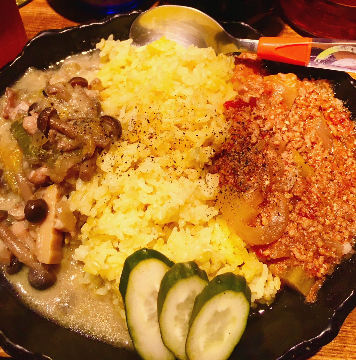 amuless's tweet photo. ウェンズデーナイトAjitoやとります(^-^)/🍺
今のカレー☆タイ風チキンカレー/豆のキーマカレー☆
カレー2種類又は帯広風豚丼とのハーフ&amp;ハーフはディナーセットでもおすすめです＼(^-^)／
本日の選べる肴はスパイシーじゃこ天ほか🐟
#中野坂上
#カレー
#新中野
#BAR
#ディナー https://t.co/O6P9bKpMs9