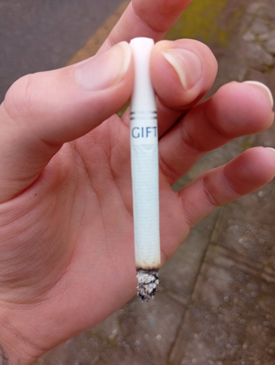 4XCYEq2bC8mHxq2's tweet photo. Pedir cigarro é um 50/50 https://t.co/WdNn4x0AFK
