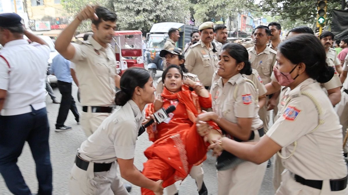 shakeelNBT's tweet photo. पुलिस यह सब अपने आप नहीं कर रही। 
उससे कहा गया है।

पहले जब आंदोलन होते थे तो पुलिस से कहा जाता था जरा देख के।
संभल के।

इंदिरा गांधी एक सफदरजंग में रहती थी उनके घर के पास तक आंदोलनकारी पहुंच जाते थे। 

जेएनयू के छात्र पहुंचे कहने लगे हम आपको यूनिवर्सिटी के कुलपति पद से बर्खास्त करने आए हैं। 

इंदिरा गांधी ने अंदर बुला लिया। ‌
लड़कों ने जिनका नेतृत्व जेएनयू के छात्र संघ के अध्यक्ष सीताराम येचुरी कर रहे थे उनके खिलाफ आरोप पत्र पढ़ा।
पहला फोटो।

और अब इस तरह मारा जा रहा है।
दूसरा फोटो।

पत्रकारों के साथ दिल्ली में ऐसा कभी नहीं हुआ। 

मगर प्रधानमंत्री मोदी अमित शाह गुजरात में ऐसा पत्रकारों के साथ पहले कर चुके थे। 
उसी को यहां दोहराया जा रहा है।

तीसरा फोटो महिला पत्रकार को उठा कर ले जाते हुए।