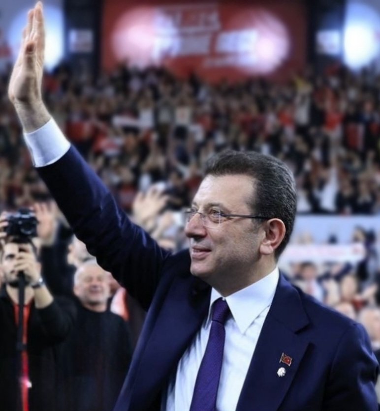 puleragema's tweet photo. #İBBDavası'nda 2.Celse 34.gün

#Ekremİmamoğlu 19 ay sonra kürsüde..

EKREM İMAMOĞLU: 

"Bu tamamen siyasi bir davadır ve amacı beni siyaseten ortadan kaldırmak, milli iradeyi güdümlü yargı elinde şekillendirmektir.

Sadece yargılama ve kitabın yasaklanması sürecinde kendimi ifade etme hakkımın nasıl engellendiğini size anlatmak istiyorum. 

Yapılanları açıklayacak hiçbir hukuki gerekçe bulamazsınız. 

Çünkü mesele sadece ve sadece siyasidir. 

Üstelik söz konusu olan siyasetin en çirkin, en kirli, en zorba halidir.

Evet, bu bir siyasi davadır ve ancak siyasi çerçeve içerisine doğru yerleştirilirse anlaşılabilir. 

Bu dava ancak siyasi mahiyeti görülür ve anlaşılırsa hukuki adil bir karara bağlanabilir. 

Bu nedenle ben bunu yapacağım.
Bu davanın gerçek yüzünün daha net görülebilmesi için davayı doğuran iklimi, bu ülkenin bugün nereye getirildiğini anlatacağım. 

Çünkü bu dosya kökten zeminden inmedir. 

Bu dosya bir düzenin ürünüdür. 

Bir sistemin ürünüdür. 

Bu düzeni anlatmadan bu iddianameyi anlatamayız.

Normal şartlar altında 4 ay çok uzun bir süre değildir. 

İktidarın müdahaleleriyle ülkemiz her gün yeni bir krize uyanmasa (4 ay derken savunmayı yapamadığım günden bugüne geçen kısımdan bahsediyorum, 4 ay), bu bugün burada sizinle ve milletimizle 4 ay önce yapacağım konuşmayı yapabilirdim.

Ama aradan geçen sürede ülkemizi, milletimizi, cumhuriyetimizi korkunç tehlikelere sürükleyen gelişmeleri yaşadım, yaşamaya ne yazık ki devam ediyorum. 

Konuşmama başlamadan önce şunu da hatırlatmak isterim: Ne yaparsanız yapın benim sözümü yasaklayamaz kimse. 

Bu salonda beni hiç konuşturmasalar da yazıklarımı yasaklasalar da ben sözümü milletime ulaştırırım.

Gerçekleri dile getirmeme hiçbir güç engel olamaz, olamayacak. 

Hiçbir zorbalık beni yolundan alıkoyamadı, koyamayacak.

Sevgili milletim, önce ülkenin haline bakmak zorundayız. 

Nereden geldiğimize, nereye getirildiğimize ve bu yolun nerede, kimler tarafından kesildiğine bakacağız. 

Bugün yalnızca bugünün olaylarıyla anlamamız mümkün değildir. 

Bu ülkenin tarihi bütün eksiklikleriyle, acılarıyla bir milletin kendi kaderine sahip çıkma mücadelesinin tarihidir.

Bu mücadeleye dört şey için verilmiş: Egemenlik millete ait olsun diye. 
Egemenlik kayıtsız şartsız milletindir ilkesiyle yaşayalım diye. 
Yurttaşlar kanun önünde eşit olsun diye. 
Her yurttaş kanun önünde eşit olsun diye, malına, mülküne, kıdemine, makamına bakmaksızın. 
İnsanlar düşüncesinden, inancından, kimliğinden, etnik kökeninden dolayı korkmadan, çekinmeden, çekinmeden eşit ve hür yaşasın diye. 

Ve de çalışanın emeğinin karşılığını alsın diye, çocuğuna da kendinden daha iyi bir hayat bırakabilsin diye.

İstiklal savaşından dönen büyük dedem dedim ya, ben onun dizinde büyüdüm, dizinin dibinde 6 yaşına kadar büyüdüm. 
6 yaşında 1977'nin Temmuzunda vefat etti. 
O üç nesil birden gelerek, o yaşta beni göstererek dedeme veya babama: "Bu çocuklar için ne düşünüyorsunuz? 
Bunlar hepimizden çok daha iyi koşullarda yaşamalıdır. 
İlk defa bu ülkenin evlatları kendilerinden çok daha kötü bir gelecekte bir aradalar". 

Bunu unutmayın.

Tabii bir haftada milyarları fon vurgunundan götürenlerden bahsetmiyoruz. 

Millet egemenliği, eşit yurttaşlık, özgürlük ve refah bu uzun yürüyüşün dört büyük hedefidir. 

Millet egemenliği, eşit yurttaşlık, özgürlük ve refah. Bu yürüyüşte yükü yalnızca milletin yöneticileri, temsilcileri taşımaz. 

Tarlada çalışanlar (ben tarlada büyüdüm, tarlasında, annem burada, tarlasında 9-10 tane ineği vardı, tarlasındaydı, ben de onun yanındaydım, bağ bahçesi vardı, ben tarlada çalışanı bilirim). 

Fabrikada imalatımız vardı, emekçilerin yanında ben de çalıştım, onları da bilirim. 

Limanda, madende alın teri dökenler, esnaflar, esnaf çocuğuyum, onu da bilirim. 

...