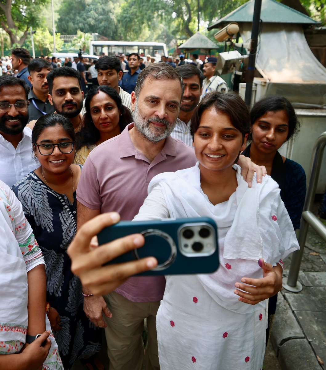Apickopiko's tweet photo. Selfie with RaGa 🤳 https://t.co/yR4rBKJ9T3