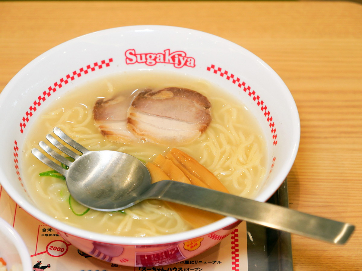 yukaritanabe's tweet photo. 名古屋のソウルフード「スガキヤ」が横浜に出店！関東への進出は20年ぶりとなります。

場所は、緑区の「カエデウォーク長津田」2階フードコート内です。

関東エリアだけの「スガキヤセット」は、ラーメン、五目ごはん、クリームぜんざいがセットになって110円お得！
#yokohama #横浜 #スガキヤ https://t.co/VpP5BqbjRo
