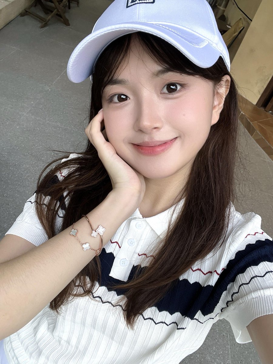 Veyra27's tweet photo. Two little moods on a bright casual day. A playful wink and a gentle resting smile. Simple casual look for a relaxed weekend.#CasualVibes #DailySelfie #OOTD https://t.co/DD2fdZHciT